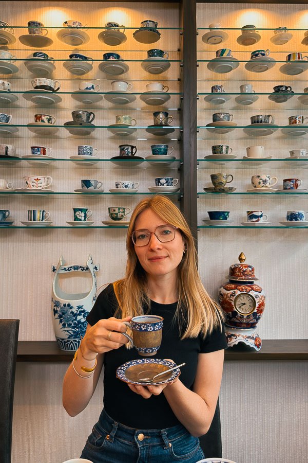 Gallery Arita restaurant Julie qui boit dans sa tasse en porcelaine
