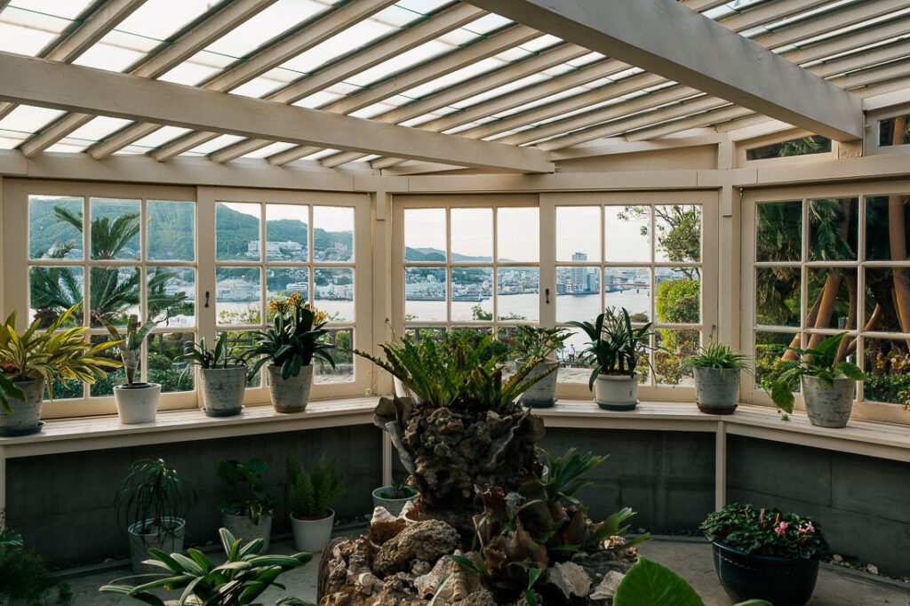 serre dans une maison coloniale