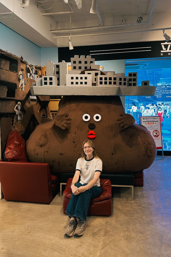 Julie devant la mascotte de l'île d'Hashima