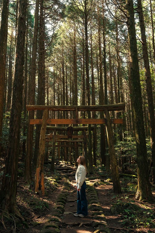 Julie sur le sentier du Takaiwa Shrine