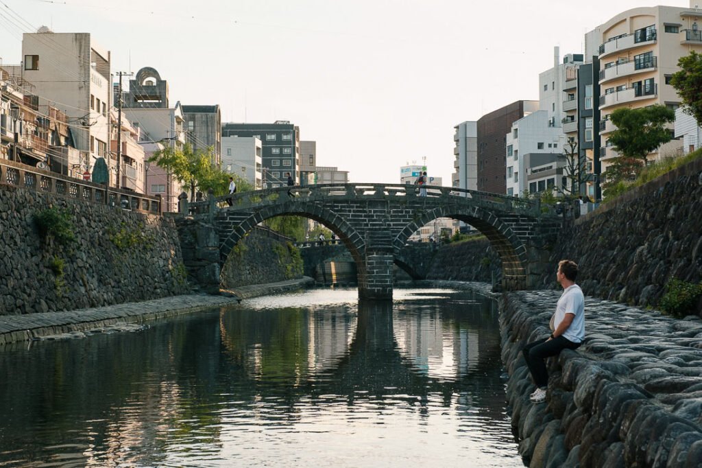 Paul-Louis assis devant le Pont Megane