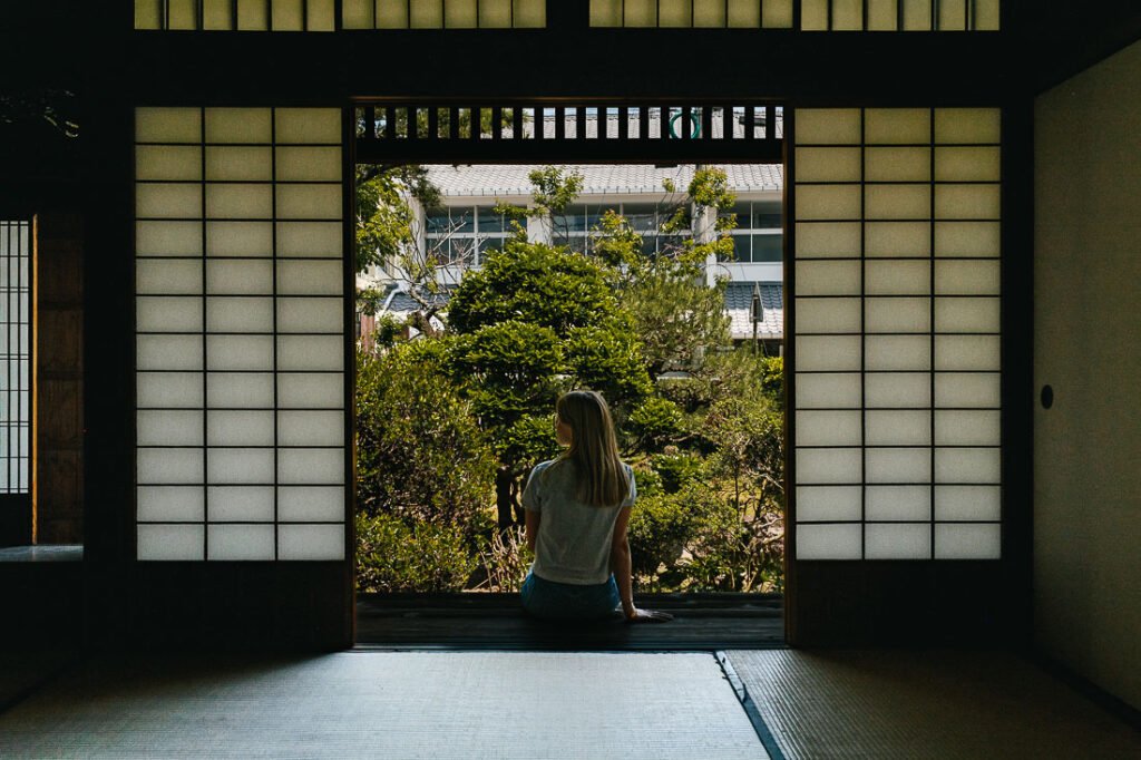 Julie assise dans une maison de samouraï à Shimabara
