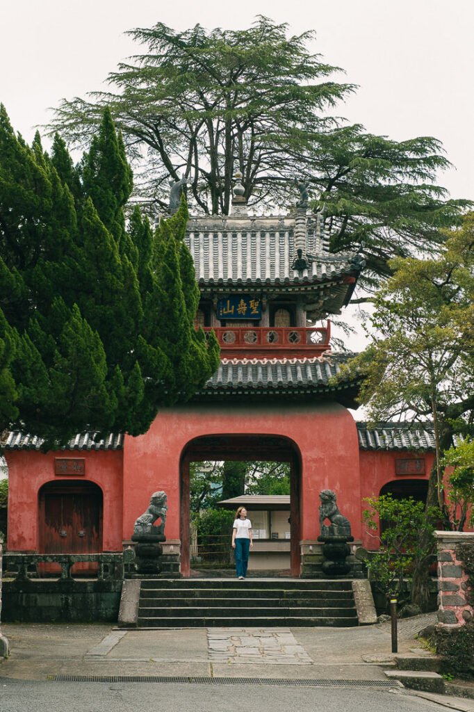 Julie devant la porte du Sōfuku Temple