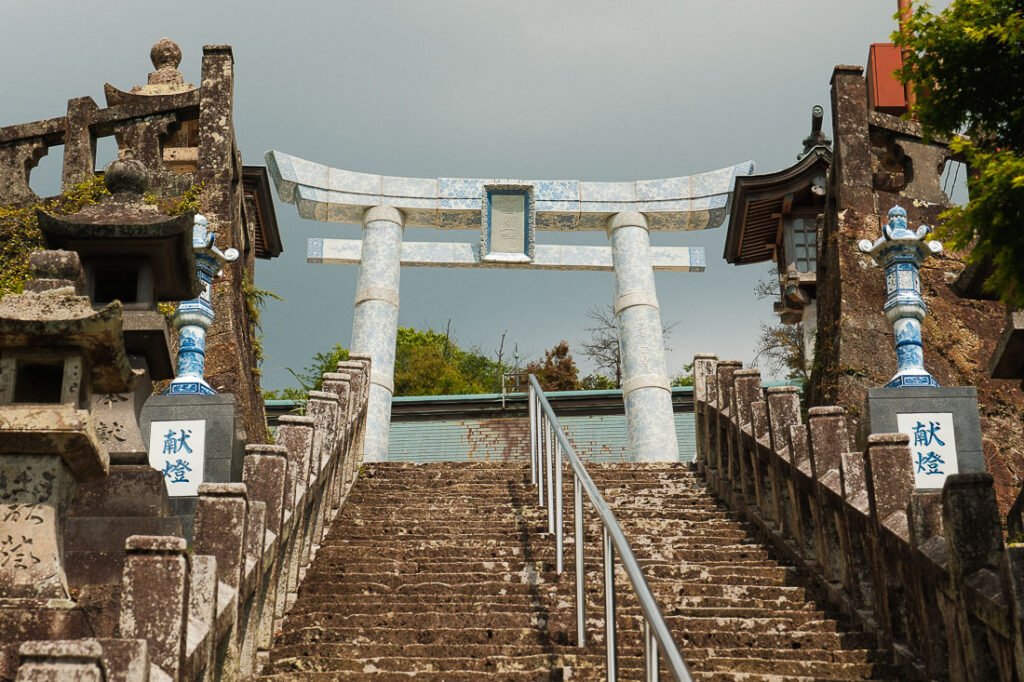 entrée du sanctuaire de tozan jinja et son torii en porcelaine