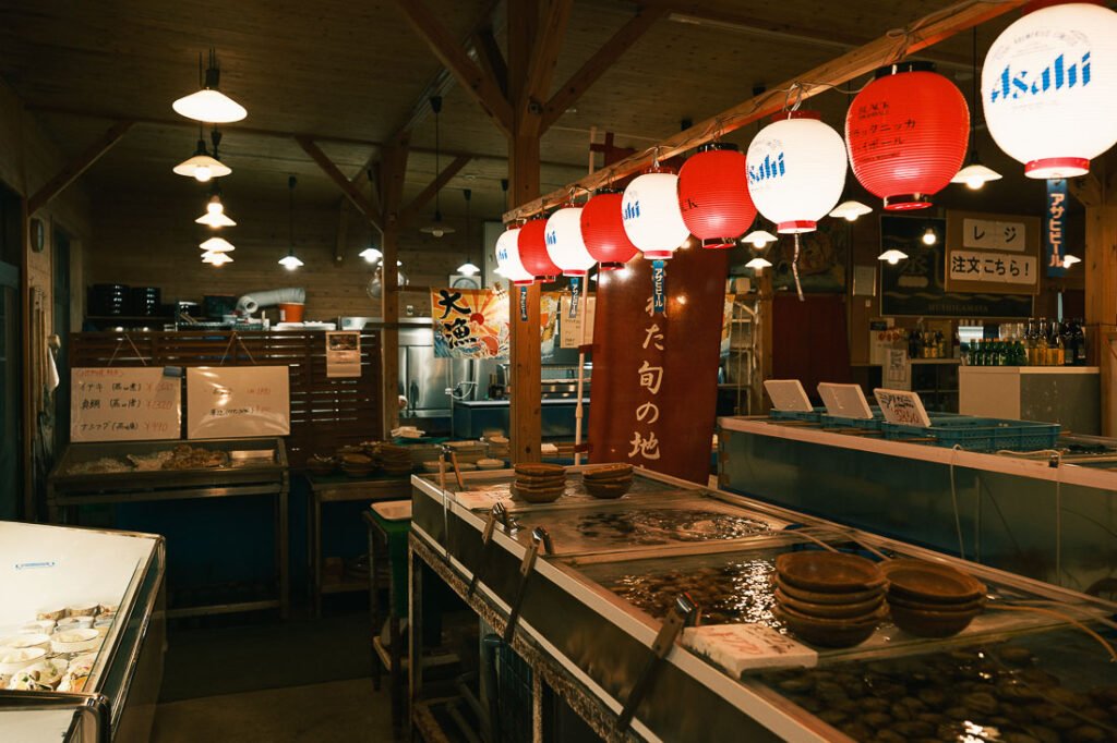 L'intérieur du restaurant Musigamaya à Obama