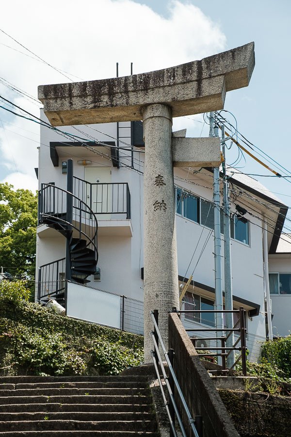 Un torii brisé avec une seule jambe