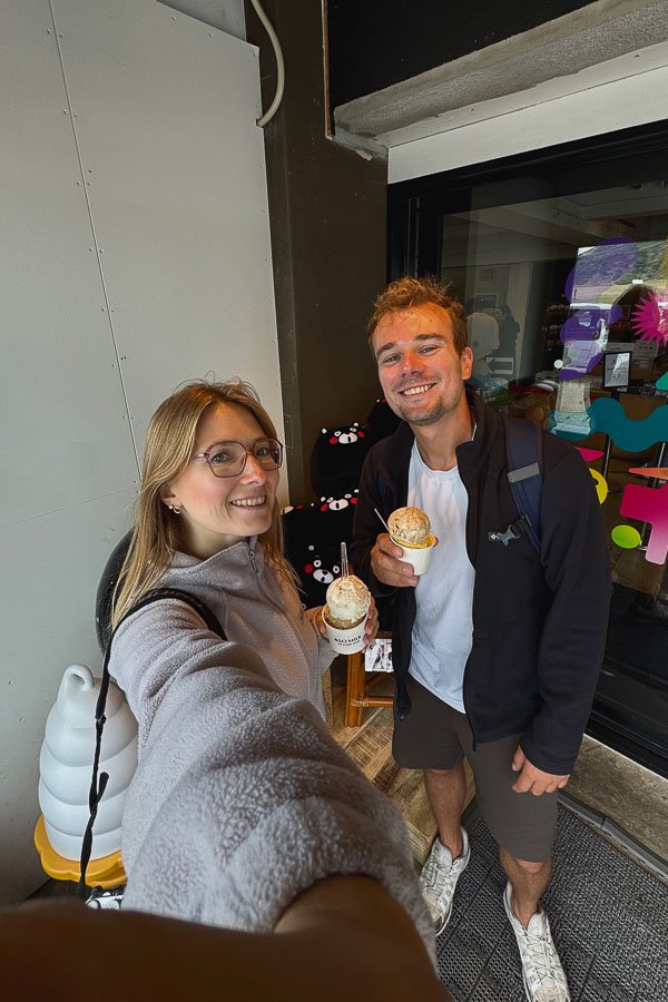 Julie et PL avec des Glaces à Aso Milk