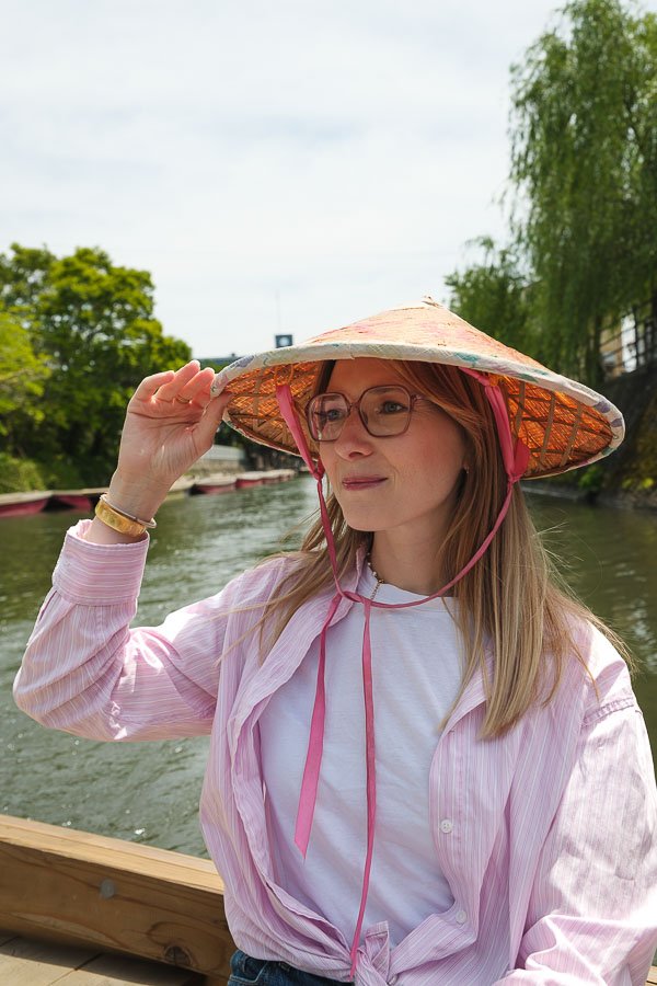 Julie avec un chapeau conique pendant la balade en bateau à Yanagawa