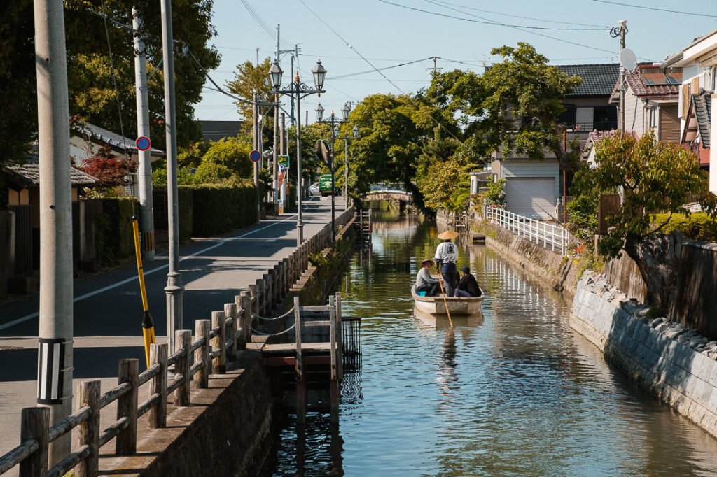 Canal à Yanagawa avec un bateau