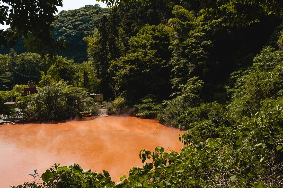 Lac de sang orange à Chinoike Jigoku
