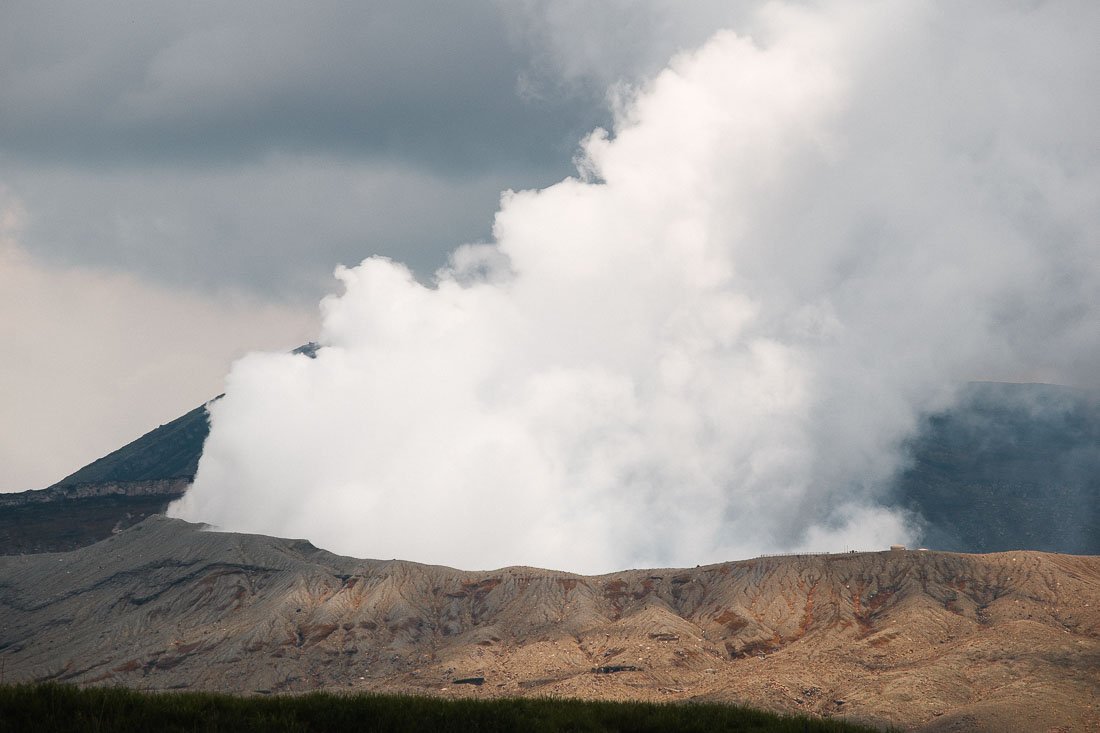 Le cratère du Mont Aso qui fume