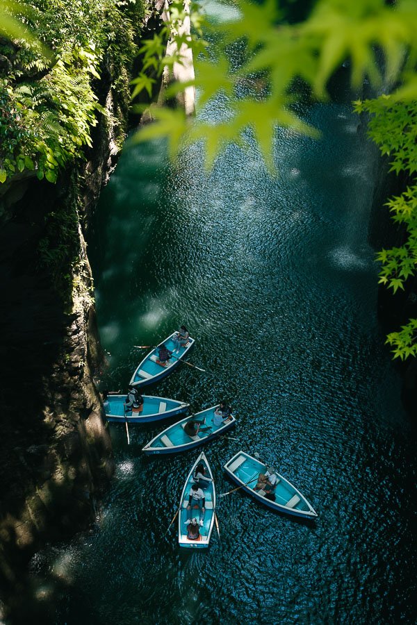 Barques qui se baladent dans les gorges de Takachiho