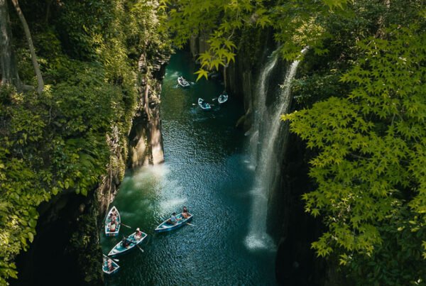 Barques et casacade dans les Gorges de Takachiho