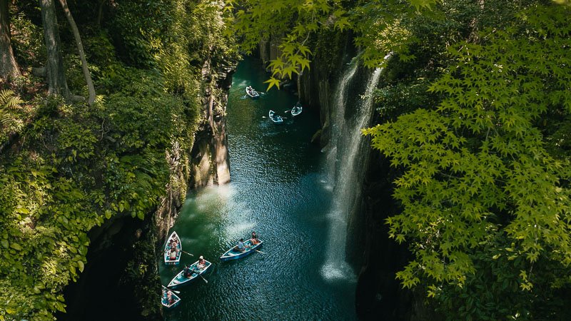 Barques et casacade dans les Gorges de Takachiho