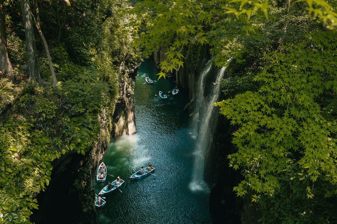 Les Gorges de Takachiho avec des barques et la cascade