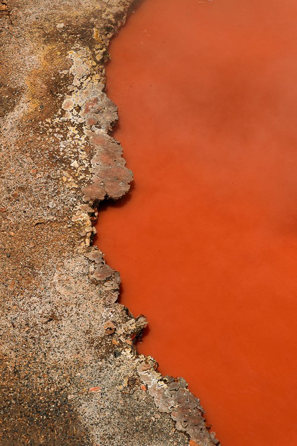 Eau orange de l'enfer du chaudron à Beppu