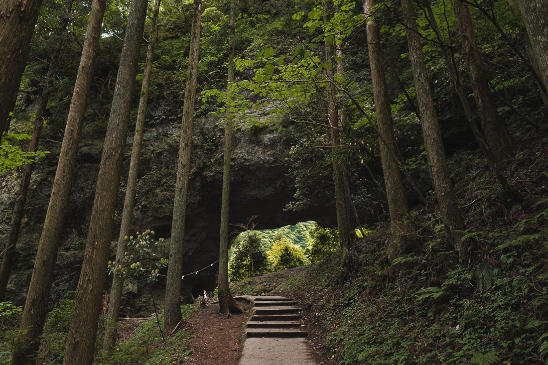 Rocher en forme d'arche au Kamishikimi Kumanoimasu Shrine