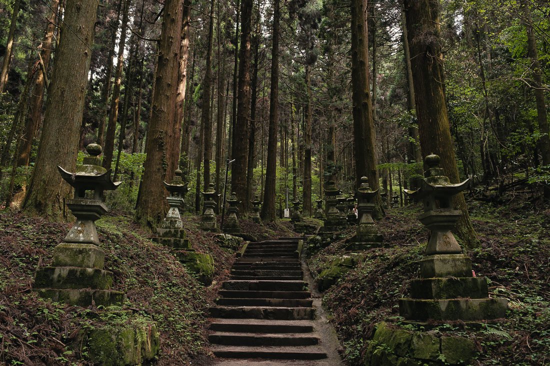 Allées de lanternes du Kamishikimi Kumanoimasu Shrine