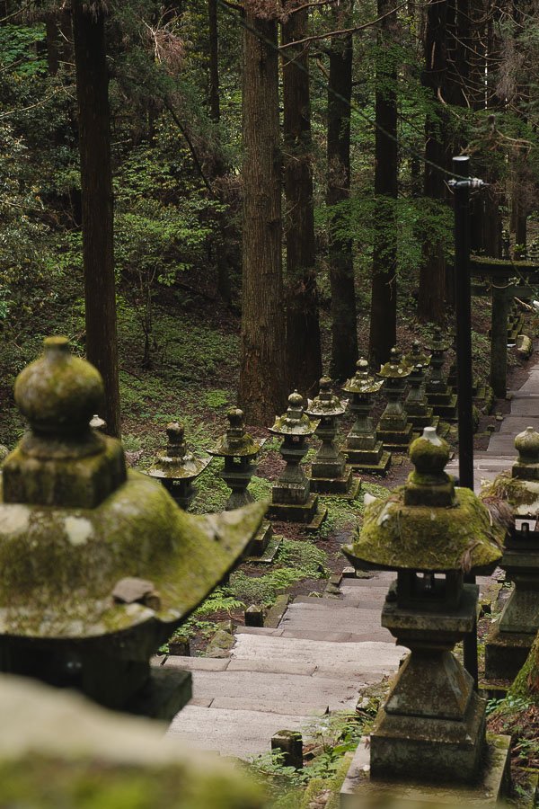 Allées de lanternes du Kamishikimi Kumanoimasu Shrine