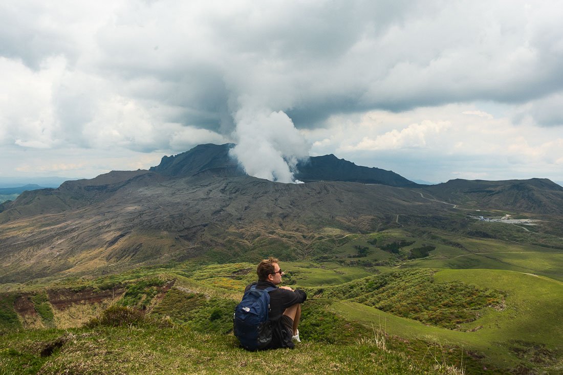Paul-Louis devant le Mont Aso