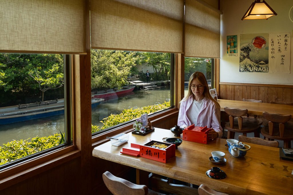 Julie dans un restaurant d'anguille à Yanagawa