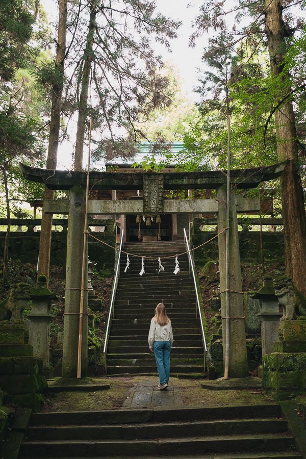 Julie devant le torii du Shikimi-Kumanoimasu Shrine