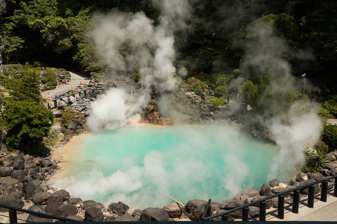 Eau bleu turquoise de l'enfer Umi Jigoku