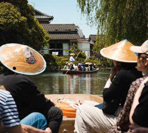 Des gens se baladent en barque à Yanagawa