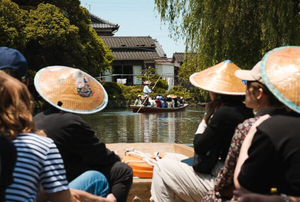Des gens se baladent en barque à Yanagawa