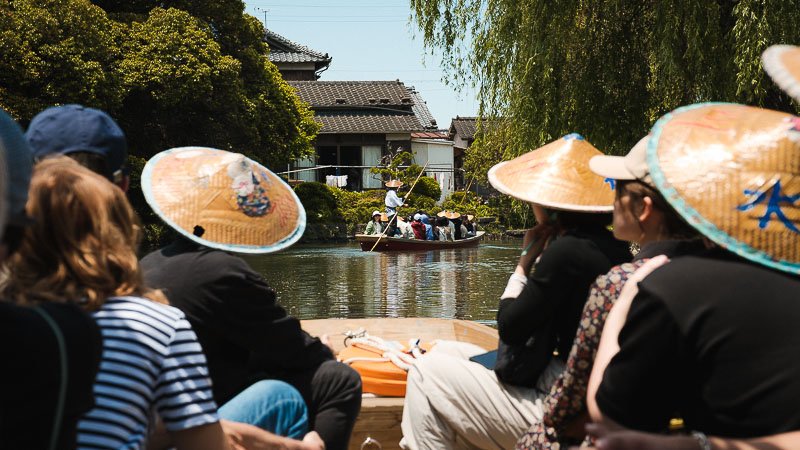 Des gens se baladent en barque à Yanagawa