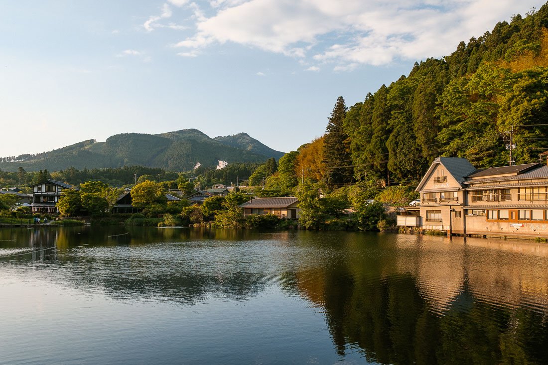 Lac Kirin à Yufuin avec vue sur les montagnes