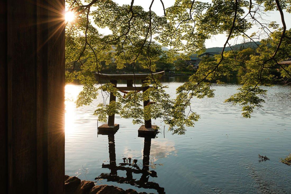 Torii sur le lac Kirin à Yufuin