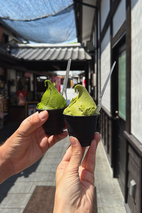 Deux glaces au matcha dans Sakura-no-baba Josaien