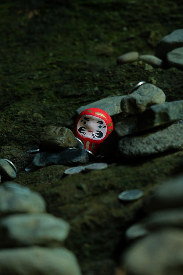 Daruma dans la grotte Ama-no-Yasakuwara