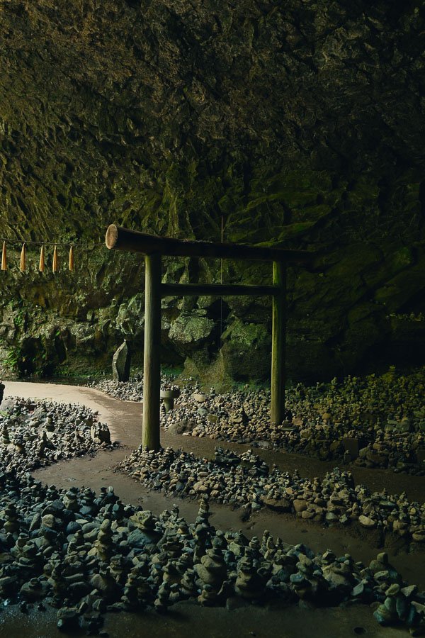 Torii dans la grotte Ama-no-Yasakuwara