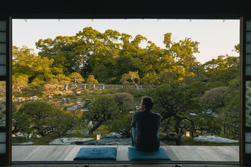 Paul-Louis qui admire le jardin de la maison du clan Tachibana