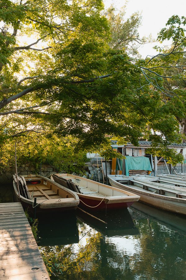 barques devant la maison du clan Tachibana