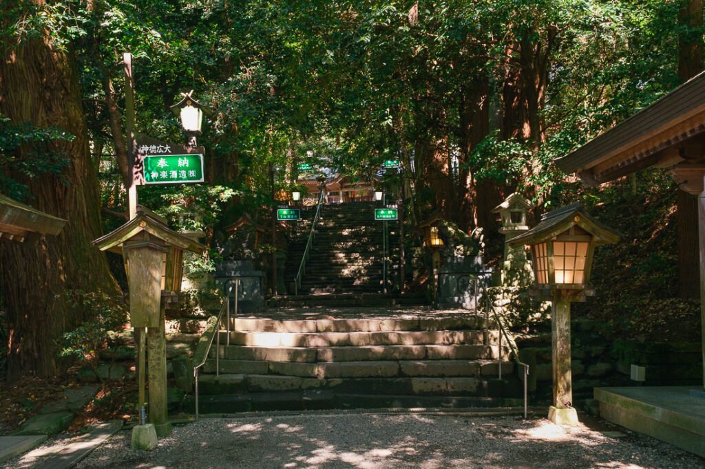 La montée vers le sanctuaire de sanctuaire Takachiho-jinja