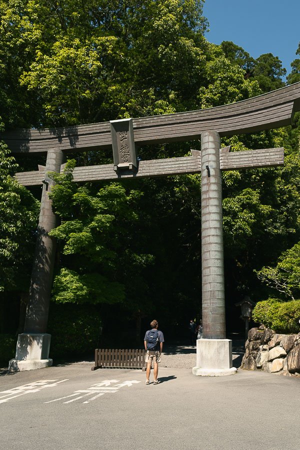 Le grand torii du sanctuaire Takachiho-jinja